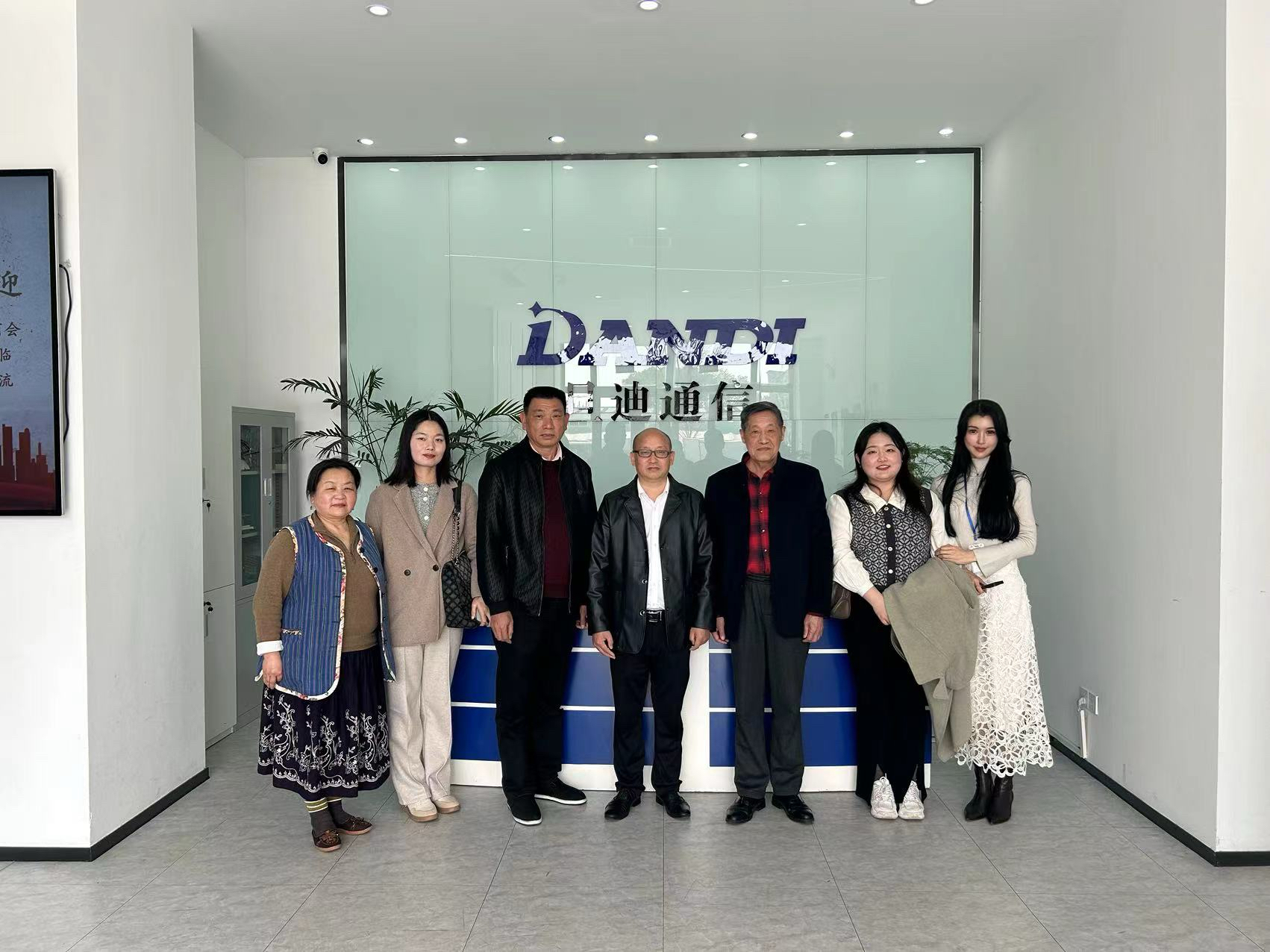 1710915165301280.jpg 上海市湖南商會(huì)合照.jpg